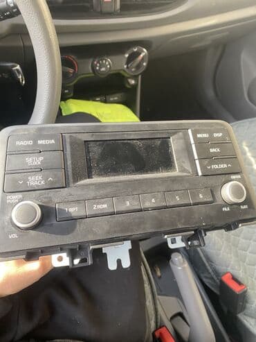 Автомагнитола штатная (2 DIN) с кнопочным управлением и монохромным at lalafo.kg Автомагнитола штатная (2 DIN) с кнопочным управлением и монохромным