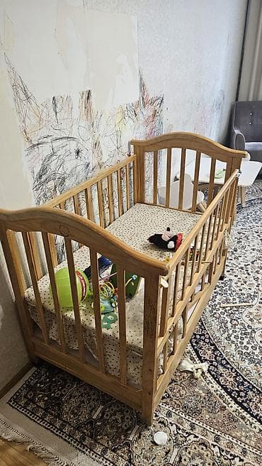 Детская деревянная кроватка на колёсиках / манеж - Материал: массив at lalafo.kg Детская деревянная кроватка на колёсиках / манеж - Материал: массив