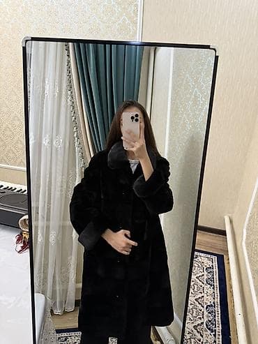 Шуба из экомеха, черная, классического кроя. - Длина: до колена. - at lalafo.kg Шуба из экомеха, черная, классического кроя. - Длина: до колена. -