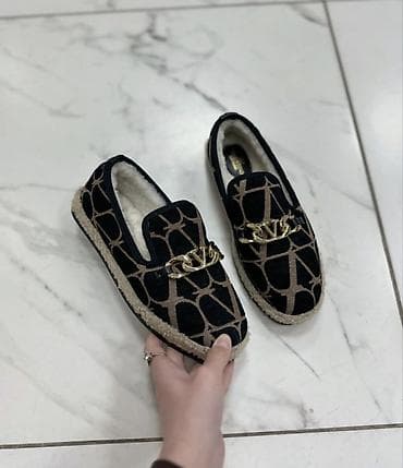 Лоферы, 38, Valentino, Новый, цвет - Черный at lalafo.kg Лоферы, 38, Valentino, Новый, цвет - Черный