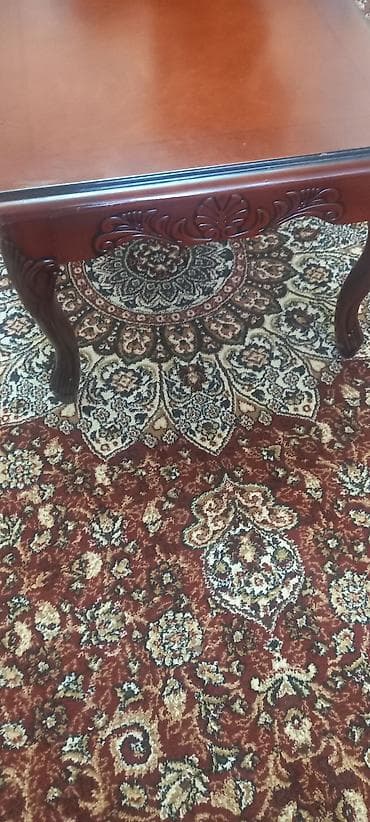 Элегантный деревянный журнальный столик классического дизайна at lalafo.kg Элегантный деревянный журнальный столик классического дизайна