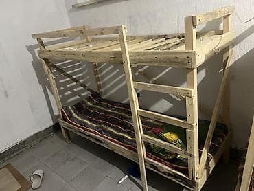 Двухъярусные деревянные кровати - Конструкция: каркас из строганого at lalafo.kg Двухъярусные деревянные кровати - Конструкция: каркас из строганого