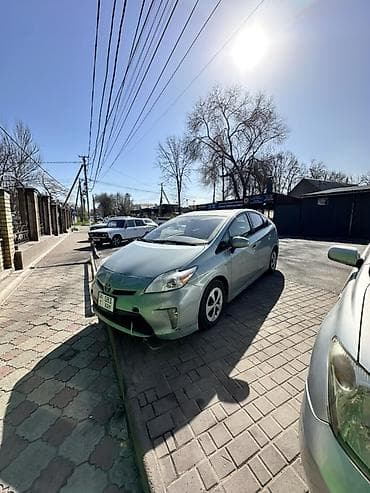Toyota Prius: 2015 г., 1.8 л, Вариатор, Гибрид, Лифтбек at lalafo.kg Toyota Prius: 2015 г., 1.8 л, Вариатор, Гибрид, Лифтбек