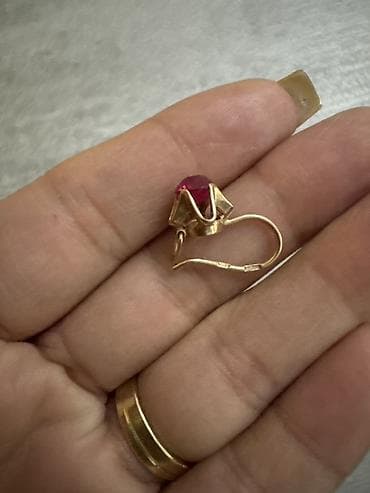 583 проба 2.89грам Золотая серьга с красным камнем - Материал: жёлтое at lalafo.kg 583 проба 2.89грам Золотая серьга с красным камнем - Материал: жёлтое