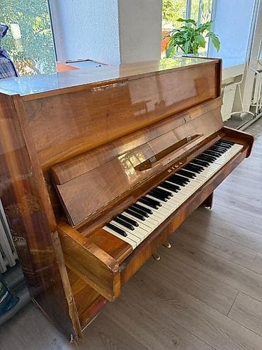 Классическое деревянное пианино от известного производителя Riga at lalafo.kg Классическое деревянное пианино от известного производителя Riga