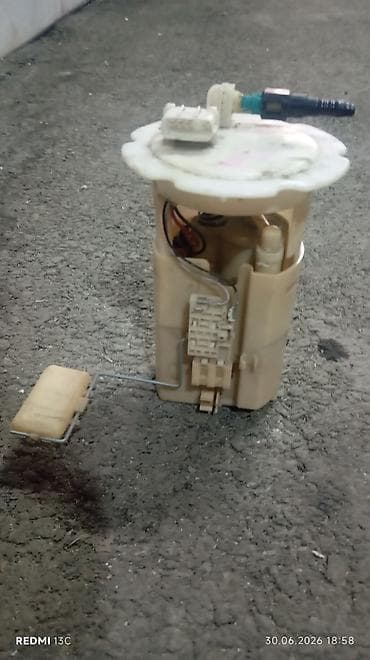 (бензонасос в сборе с датчиком уровня топлива) Ниссан P12 на 1.8 at lalafo.kg (бензонасос в сборе с датчиком уровня топлива) Ниссан P12 на 1.8
