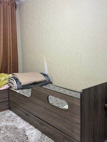 Детская/подростковая кровать с бортиком и ящиками для хранения. - at lalafo.kg Детская/подростковая кровать с бортиком и ящиками для хранения. -