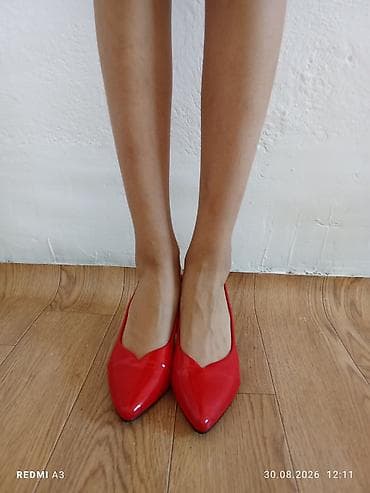 Туфли, 39, Б/у, цвет - Красный, Платная доставка at lalafo.kg Туфли, 39, Б/у, цвет - Красный, Платная доставка