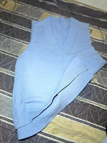 Жилет-топ без рукавов, голубой. - Классический V-образный вырез с at lalafo.kg Жилет-топ без рукавов, голубой. - Классический V-образный вырез с