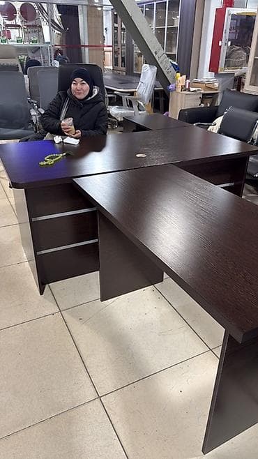 Кеңсе үчүн үстөл, Жөндөлбөй турган, түсү - Күрөң, Бурчтуу, ЛДСП lalafo.kg да Кеңсе үчүн үстөл, Жөндөлбөй турган, түсү - Күрөң, Бурчтуу, ЛДСП