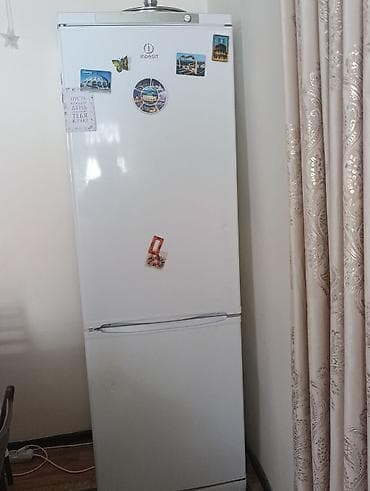 Холодильник Indesit, двухкамерный, белый. - Классическая компоновка at lalafo.kg Холодильник Indesit, двухкамерный, белый. - Классическая компоновка