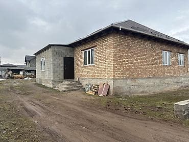 Продается дом из кирпича и блока с односкатной крышей из at lalafo.kg Продается дом из кирпича и блока с односкатной крышей из