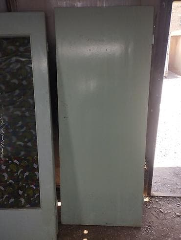 Межкомнатные дверные полотна (несколько штук), деревянные, окрашенные at lalafo.kg Межкомнатные дверные полотна (несколько штук), деревянные, окрашенные