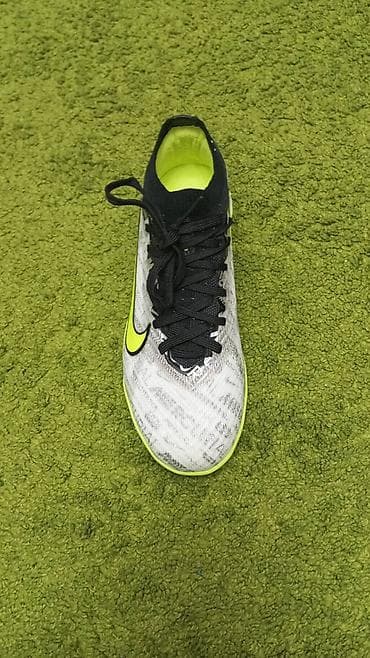 Футбольные бутсы/сороконожки Nike (TF) для игры на искусственном at lalafo.kg Футбольные бутсы/сороконожки Nike (TF) для игры на искусственном