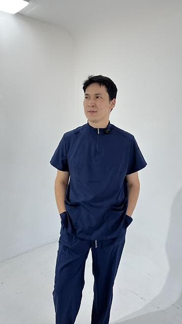 Медицинский/женсктй костюм мужской, темно‑синий - Комплект: верх с at lalafo.kg Медицинский/женсктй костюм мужской, темно‑синий - Комплект: верх с