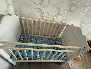 Детская кроватка б/у из дерева, окрашенная в белый цвет. Имеет бортики at lalafo.kg Детская кроватка б/у из дерева, окрашенная в белый цвет. Имеет бортики