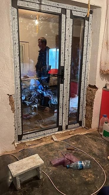 Металл сейф эшиктери: Двустворчатая ПВХ дверь с широкими стеклянными вставками и чёрными lalafo.kg да — 2 Металл сейф эшиктери: Двустворчатая ПВХ дверь с широкими стеклянными вставками и чёрными — 2