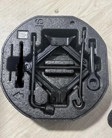 Оригинал. Корейский. Домкрат, ключи всё в сборе. В отличном at lalafo.kg Оригинал. Корейский. Домкрат, ключи всё в сборе. В отличном