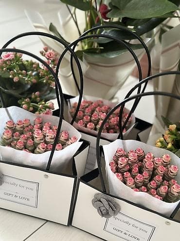 Подарочные композиции «Gift & Love» в стильных коробках-сумках at lalafo.kg Подарочные композиции «Gift & Love» в стильных коробках-сумках