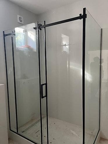 Стеклянная душевая перегородка с раздвижной дверью - Конструкция at lalafo.kg Стеклянная душевая перегородка с раздвижной дверью - Конструкция