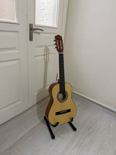 Срочно продается классическая гитара звучит очень хорошо подойдет для at lalafo.kg Срочно продается классическая гитара звучит очень хорошо подойдет для