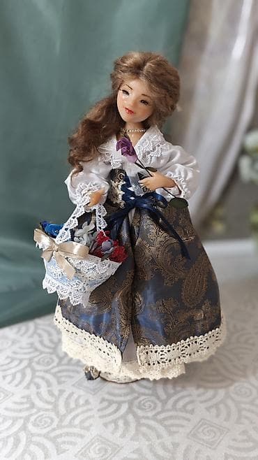Мадлен - французская цветочница. Коллекционная кукла в историческом lalafo.kg да Мадлен - французская цветочница. Коллекционная кукла в историческом