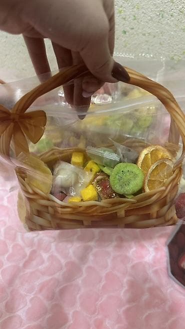 Наборы с ассорти сухофруктов и снэков в подарочной упаковке. Состав at lalafo.kg Наборы с ассорти сухофруктов и снэков в подарочной упаковке. Состав