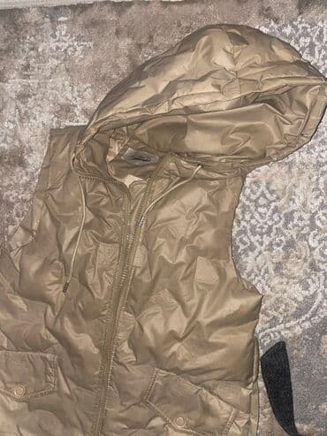 Продаю безрукавку на осень, длина ниже колен, легкая🤍 at lalafo.kg Продаю безрукавку на осень, длина ниже колен, легкая🤍