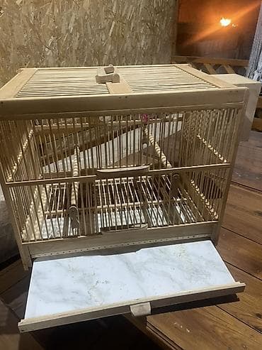 Деревянная клетка для птиц с выдвижным поддоном и внешним гнездовым at lalafo.kg Деревянная клетка для птиц с выдвижным поддоном и внешним гнездовым