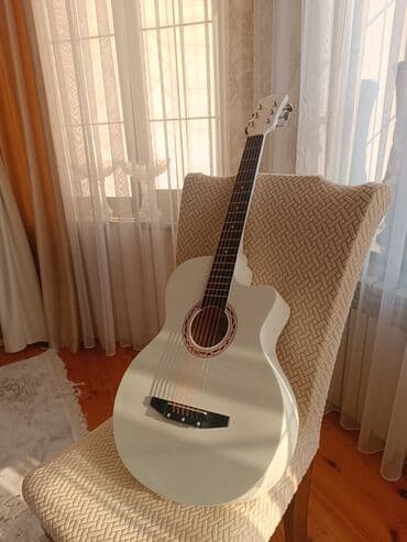 Белая гитара в идеальнейшем состоянии в комплекте струны, колки at lalafo.kg Белая гитара в идеальнейшем состоянии в комплекте струны, колки