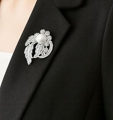 Брошь с жемчужиной и кристаллами 💎✨ Элегантная брошь в классическом at lalafo.kg Брошь с жемчужиной и кристаллами 💎✨ Элегантная брошь в классическом