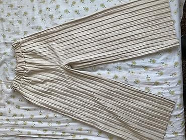 Широкие плиссированные брюки-кюлоты - Цвет: бежевый/молочный - at lalafo.kg Широкие плиссированные брюки-кюлоты - Цвет: бежевый/молочный -