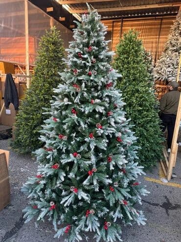 Литая Искусственная новогодняя ёлка с «снежным» покрытием и декором at lalafo.kg Литая Искусственная новогодняя ёлка с «снежным» покрытием и декором