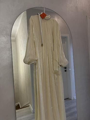 Платье вечернее/торжественное, длина макси, цвет айвори. Размер М at lalafo.kg Платье вечернее/торжественное, длина макси, цвет айвори. Размер М