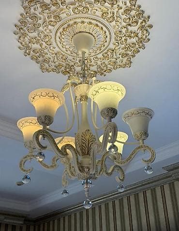 Классическая потолочная люстра с декоративной розеткой - Стиль at lalafo.kg Классическая потолочная люстра с декоративной розеткой - Стиль