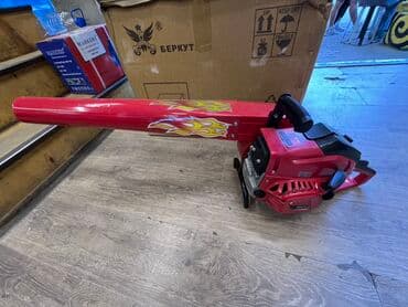 Бензиновая воздуходувка красного цвета с черными элементами. Корпус at lalafo.kg Бензиновая воздуходувка красного цвета с черными элементами. Корпус