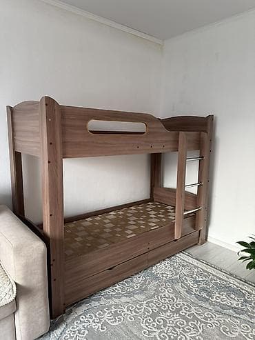 Двухъярусная детская кровать из ЛДСП под дерево. Особенности: - Два at lalafo.kg Двухъярусная детская кровать из ЛДСП под дерево. Особенности: - Два