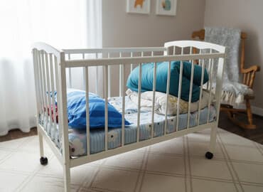 Детская приставная кроватка, С колесиками, цвет - Белый at lalafo.kg Детская приставная кроватка, С колесиками, цвет - Белый