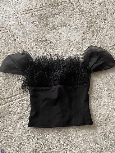 Черный топ Bonitto Collection размера XS с отделкой из перьев и at lalafo.kg Черный топ Bonitto Collection размера XS с отделкой из перьев и