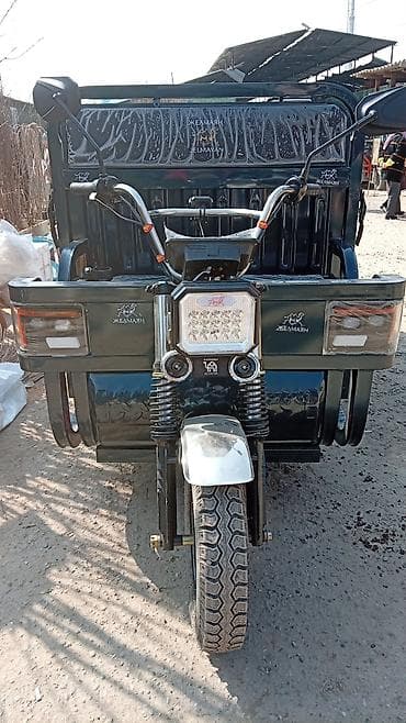 Легкий грузовик at lalafo.kg Легкий грузовик