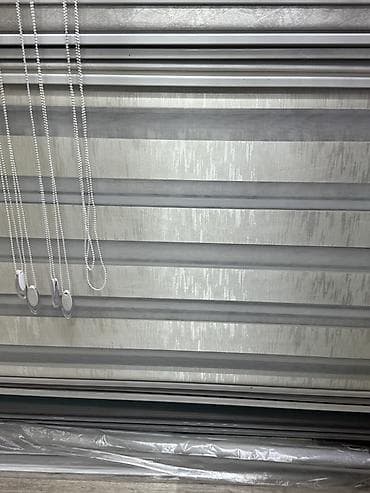 Рулонные шторы «день-ночь» серо-серебристого цвета. - Двухслойное lalafo.kg да Рулонные шторы «день-ночь» серо-серебристого цвета. - Двухслойное