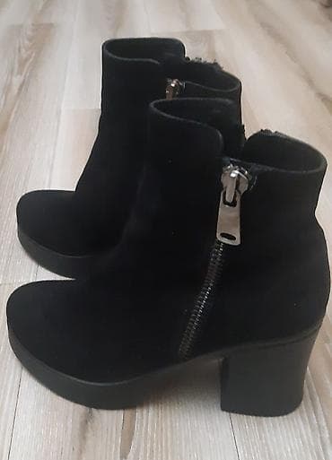 Черные замшевые ботильоны на устойчивом каблуке (платформа) на флисе at lalafo.kg Черные замшевые ботильоны на устойчивом каблуке (платформа) на флисе