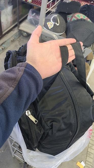 Сумка-рюкзак универсальная, черная - Формат 2 в 1: можно носить как at lalafo.kg Сумка-рюкзак универсальная, черная - Формат 2 в 1: можно носить как