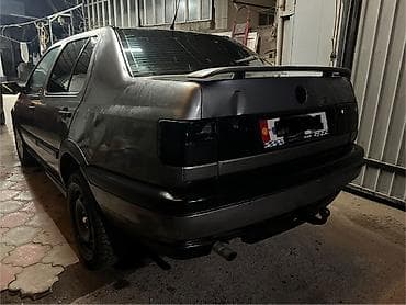 Volkswagen Vento: 1992 г., 2 л, Механика, Газ, Седан at lalafo.kg Volkswagen Vento: 1992 г., 2 л, Механика, Газ, Седан
