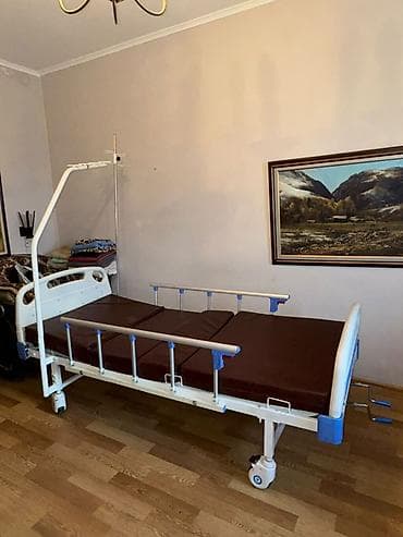 Функциональная медицинская кровать с механическим приводом - Две at lalafo.kg Функциональная медицинская кровать с механическим приводом - Две
