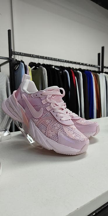 Кроссовки женские, розовые - Спортивный силуэт с массивной подошвой at lalafo.kg Кроссовки женские, розовые - Спортивный силуэт с массивной подошвой