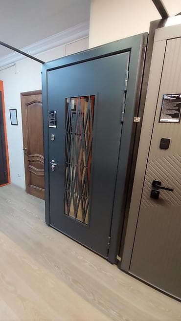 Двери для домов и квартир, Металлическая, Одностворчатая, Со стеклом, цвет - Серый at lalafo.kg Двери для домов и квартир, Металлическая, Одностворчатая, Со стеклом, цвет - Серый