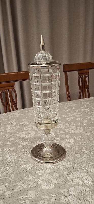 Стеклянная ваза/шкатулка на ножке с крышкой - Материал: прозрачное at lalafo.kg Стеклянная ваза/шкатулка на ножке с крышкой - Материал: прозрачное