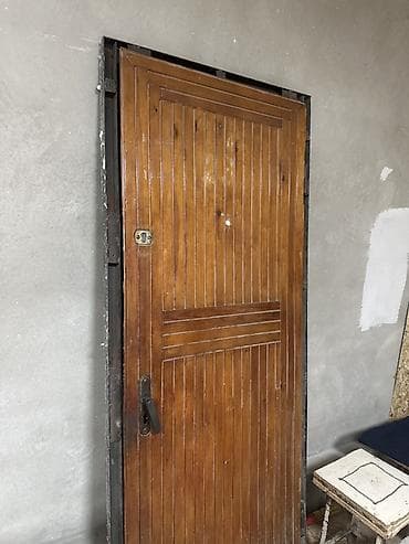 Двери для домов и квартир, Деревянная, Одностворчатая, Левосторонняя, цвет - Коричневый at lalafo.kg Двери для домов и квартир, Деревянная, Одностворчатая, Левосторонняя, цвет - Коричневый