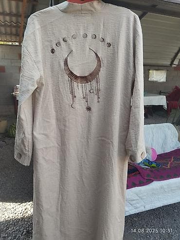 Лёгкие накидки/абаи + набор косметики Одежда: - Две длинные накидки at lalafo.kg Лёгкие накидки/абаи + набор косметики Одежда: - Две длинные накидки